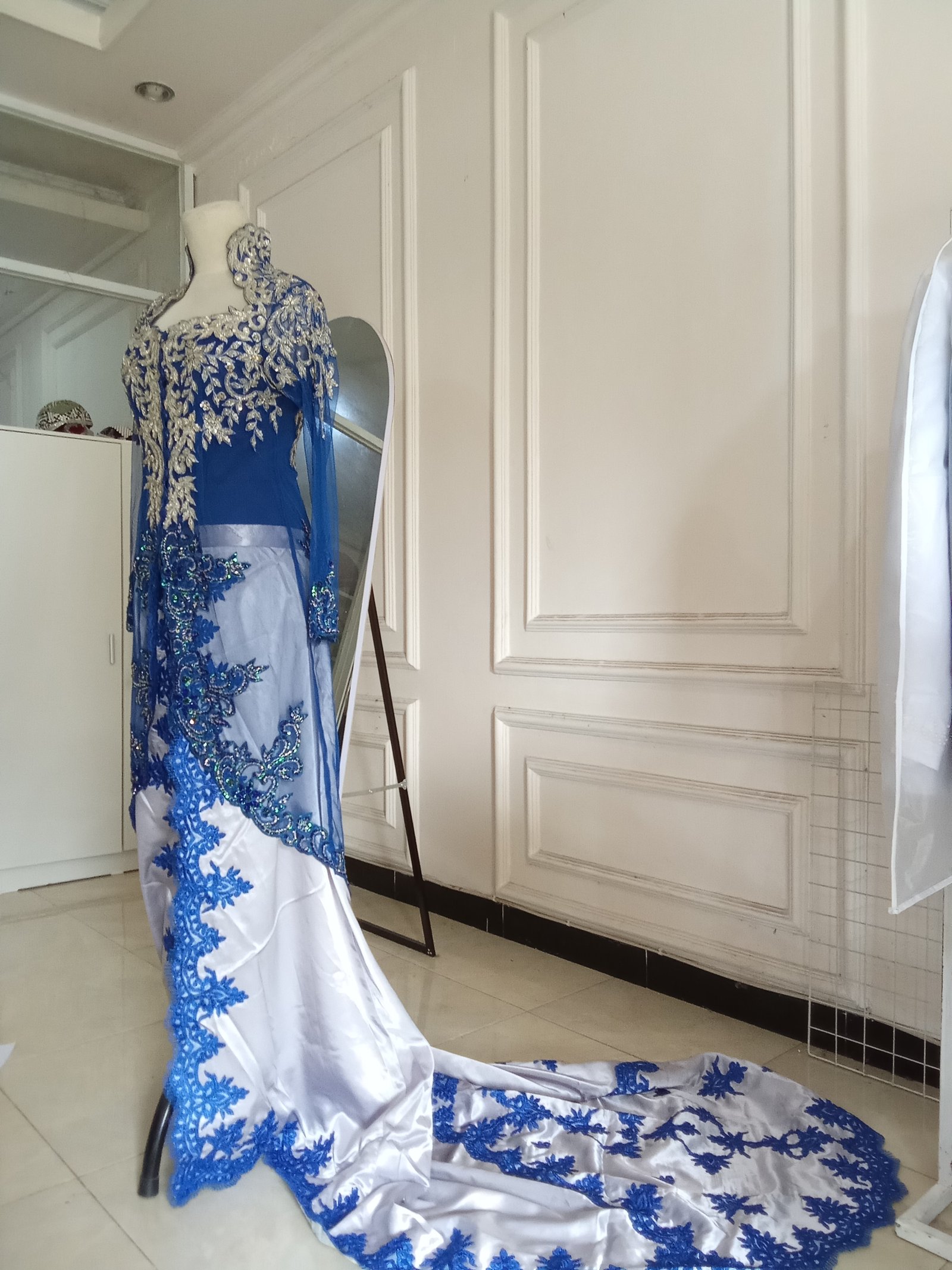 Kebaya biru panjang