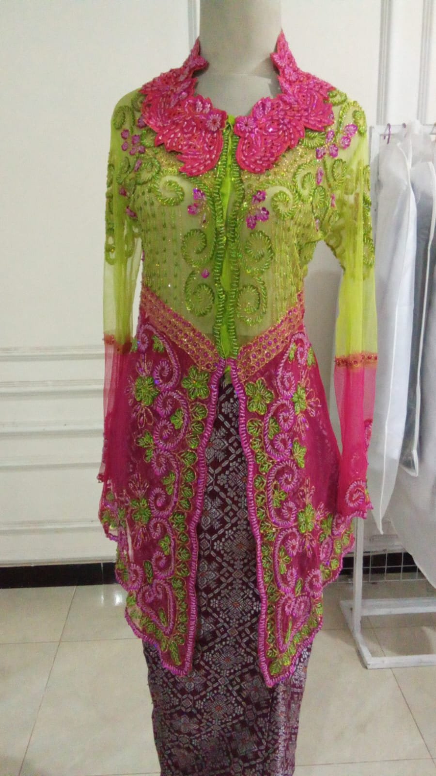 Kebaya hijau pink