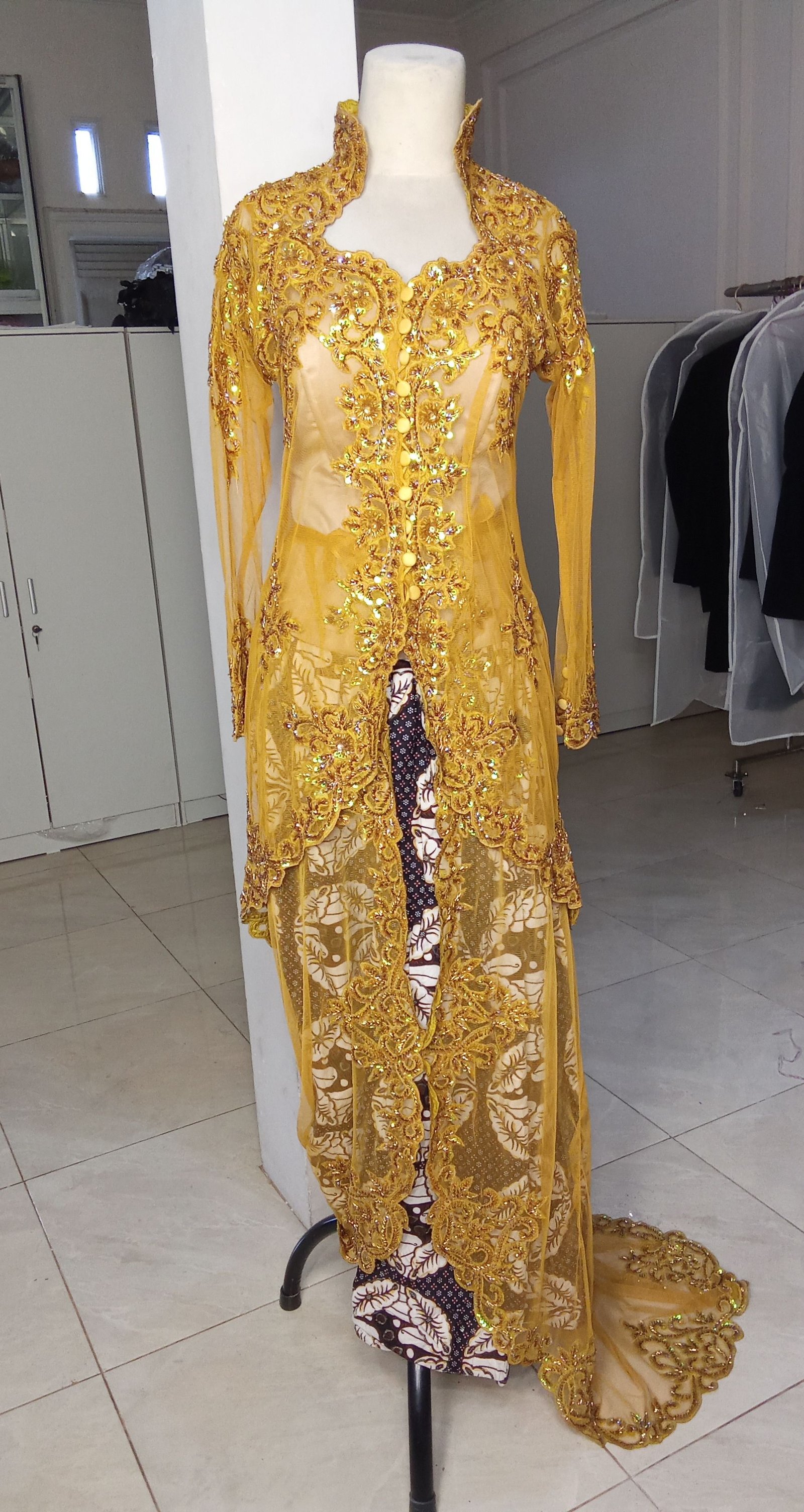 Kebaya coklat gold