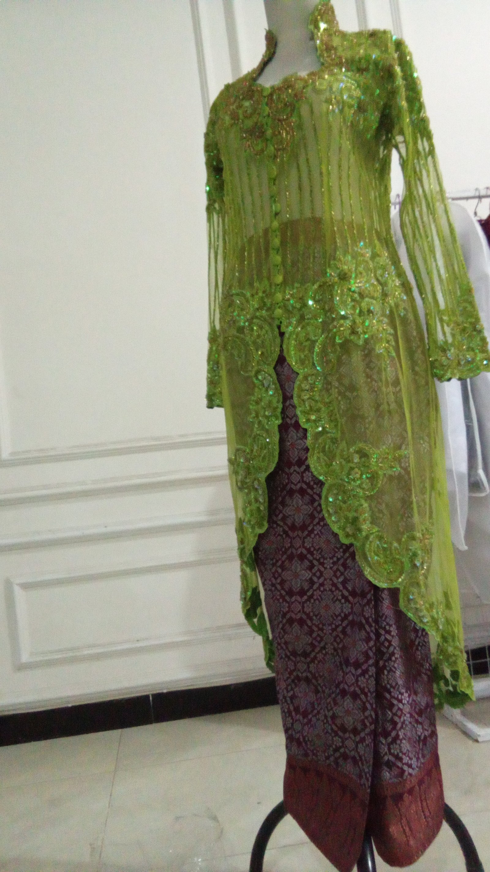 Kebaya hijau pupus PJ belakang