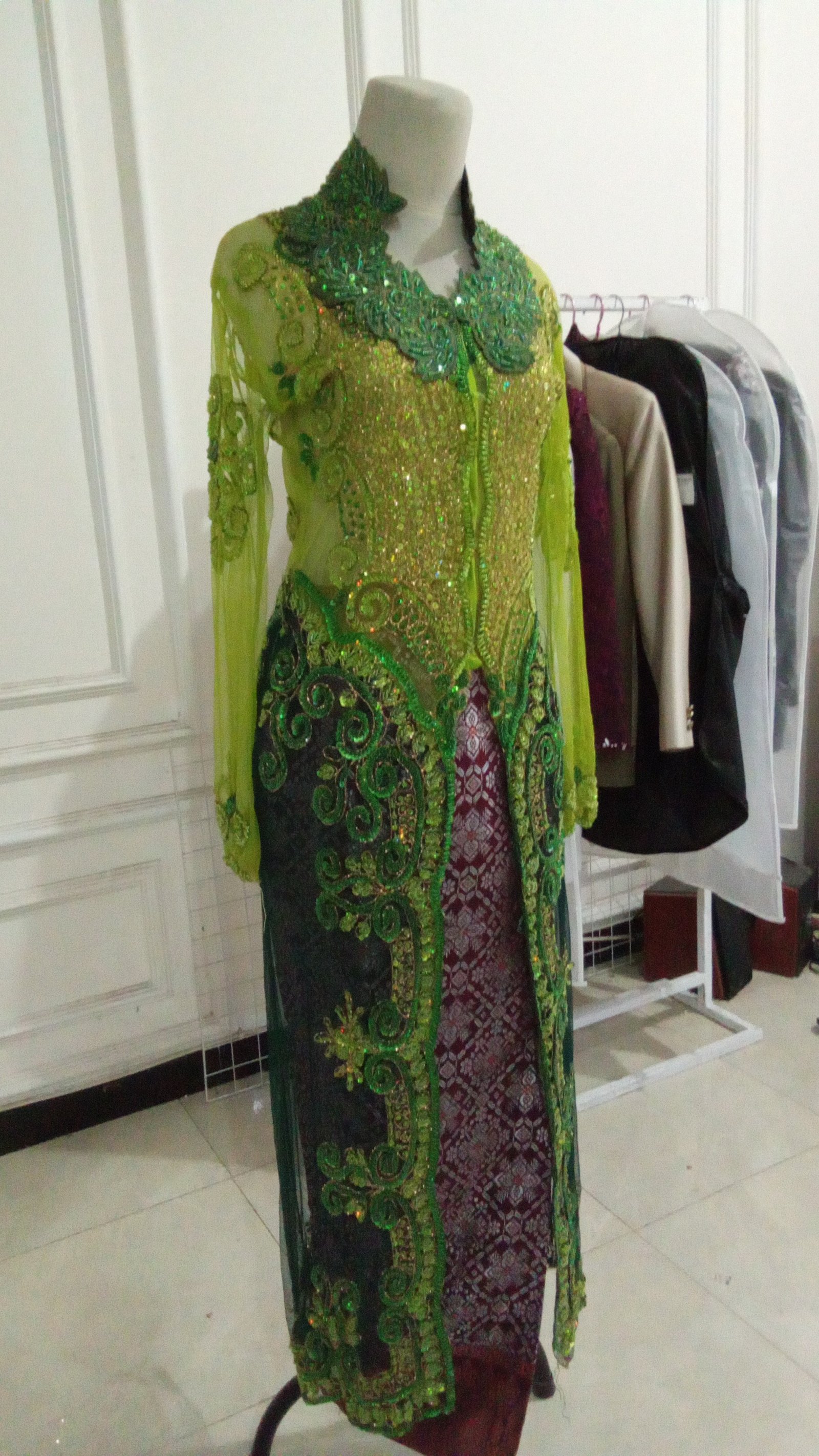 Kebaya hijau botol panjang