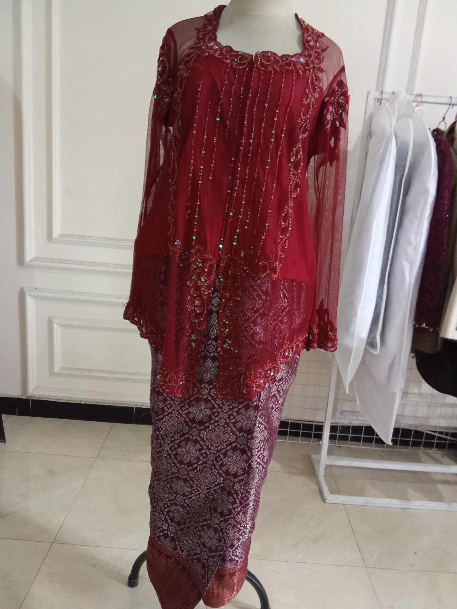 Kebaya maron