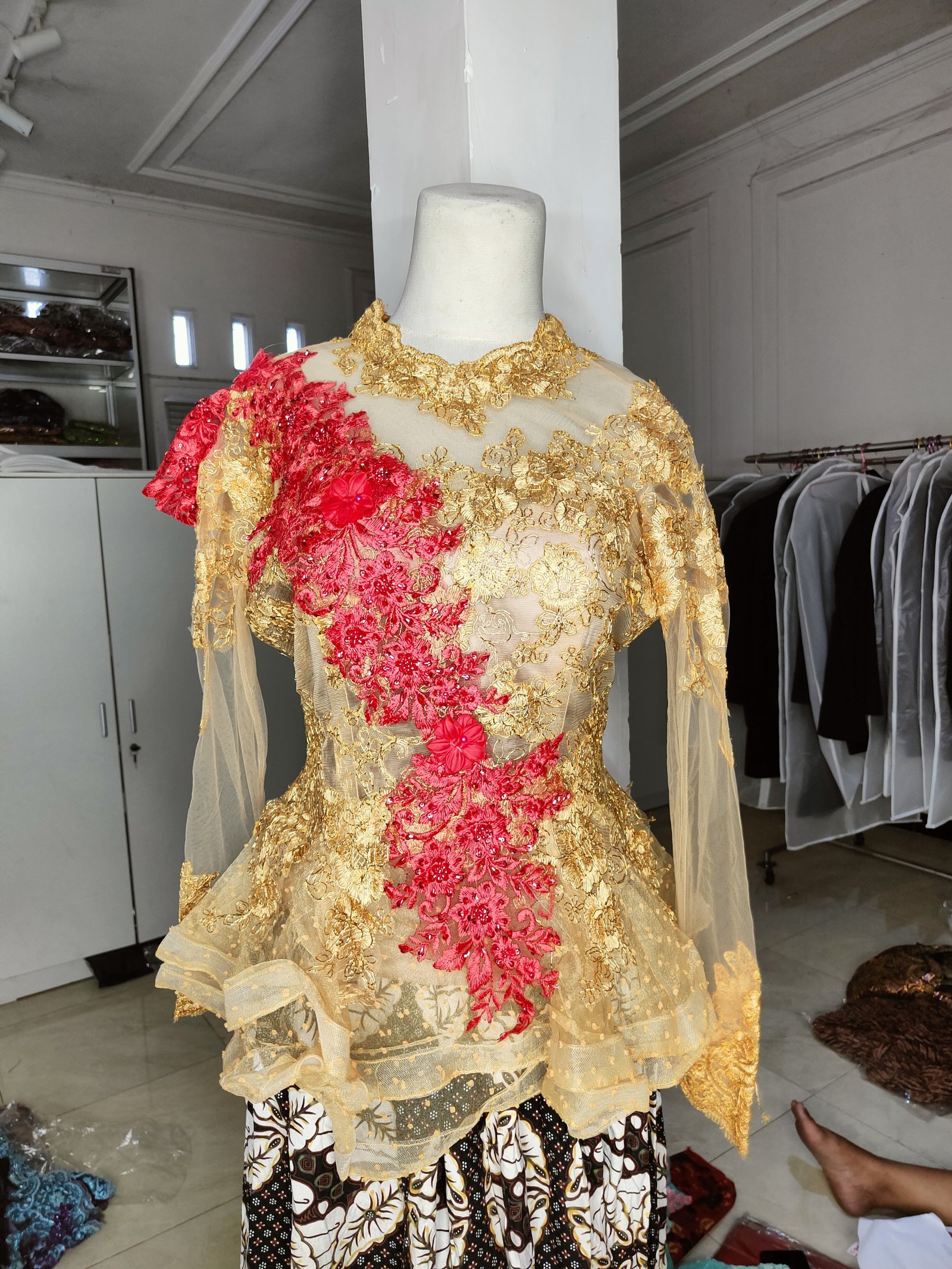 Kuning emas bunga merah