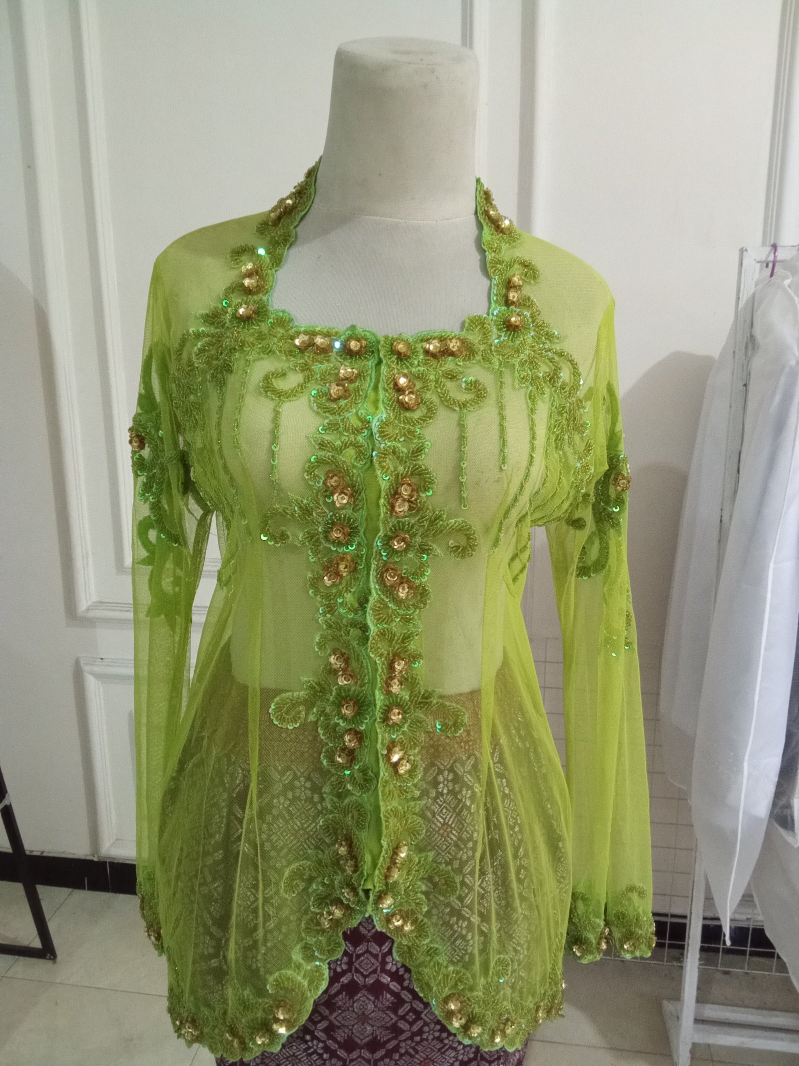 Kebaya hijau pupus