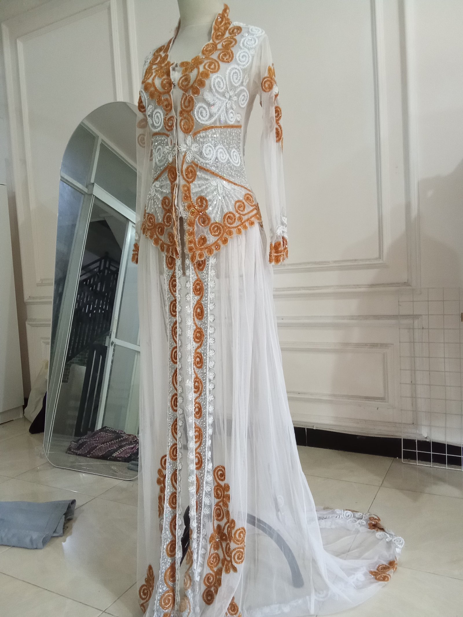 Kebaya putih gold panjang