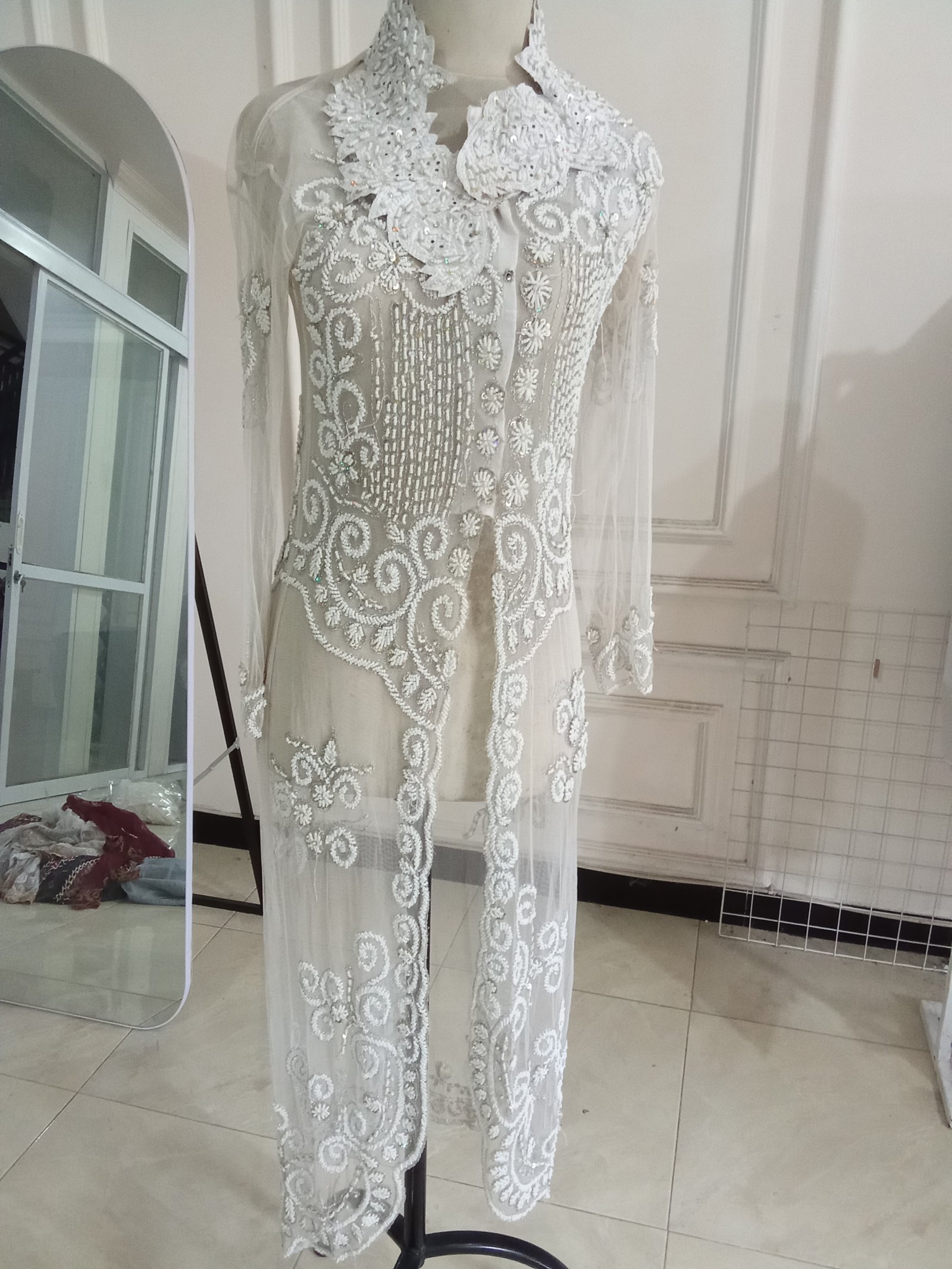 Kebaya putih panjang