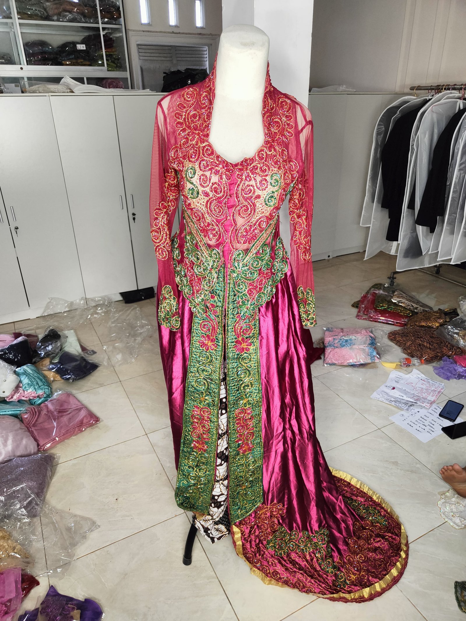 Kebaya maron ekor