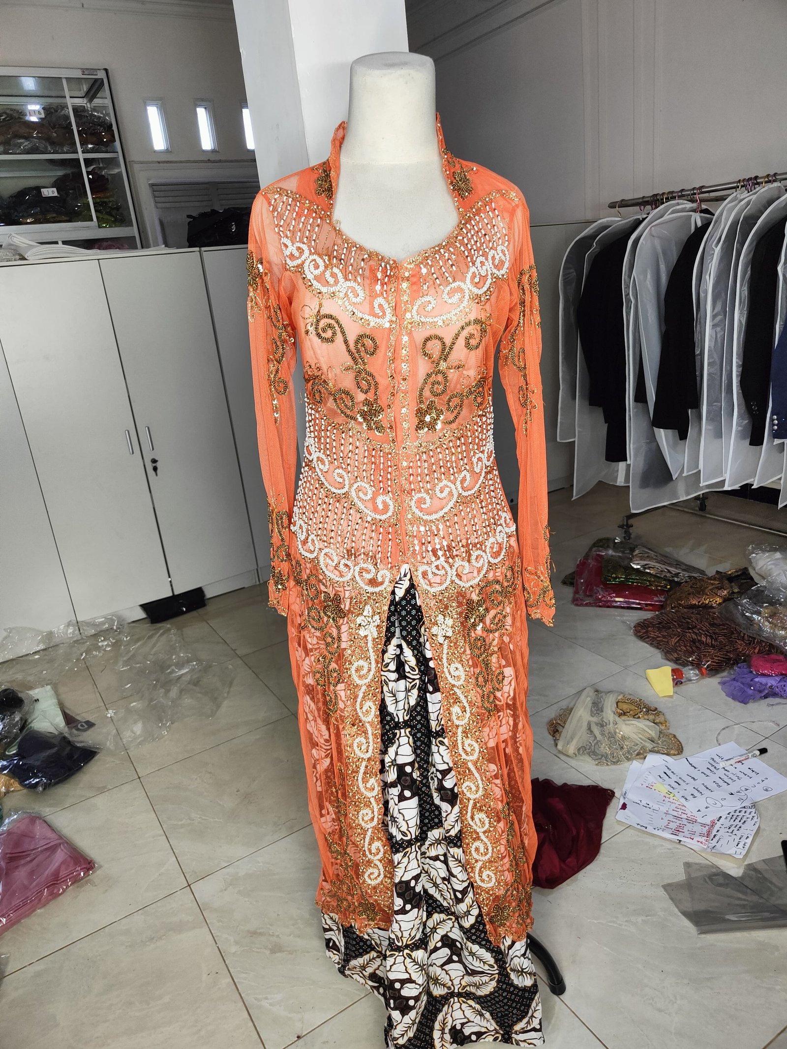 Kebaya oranye panjang