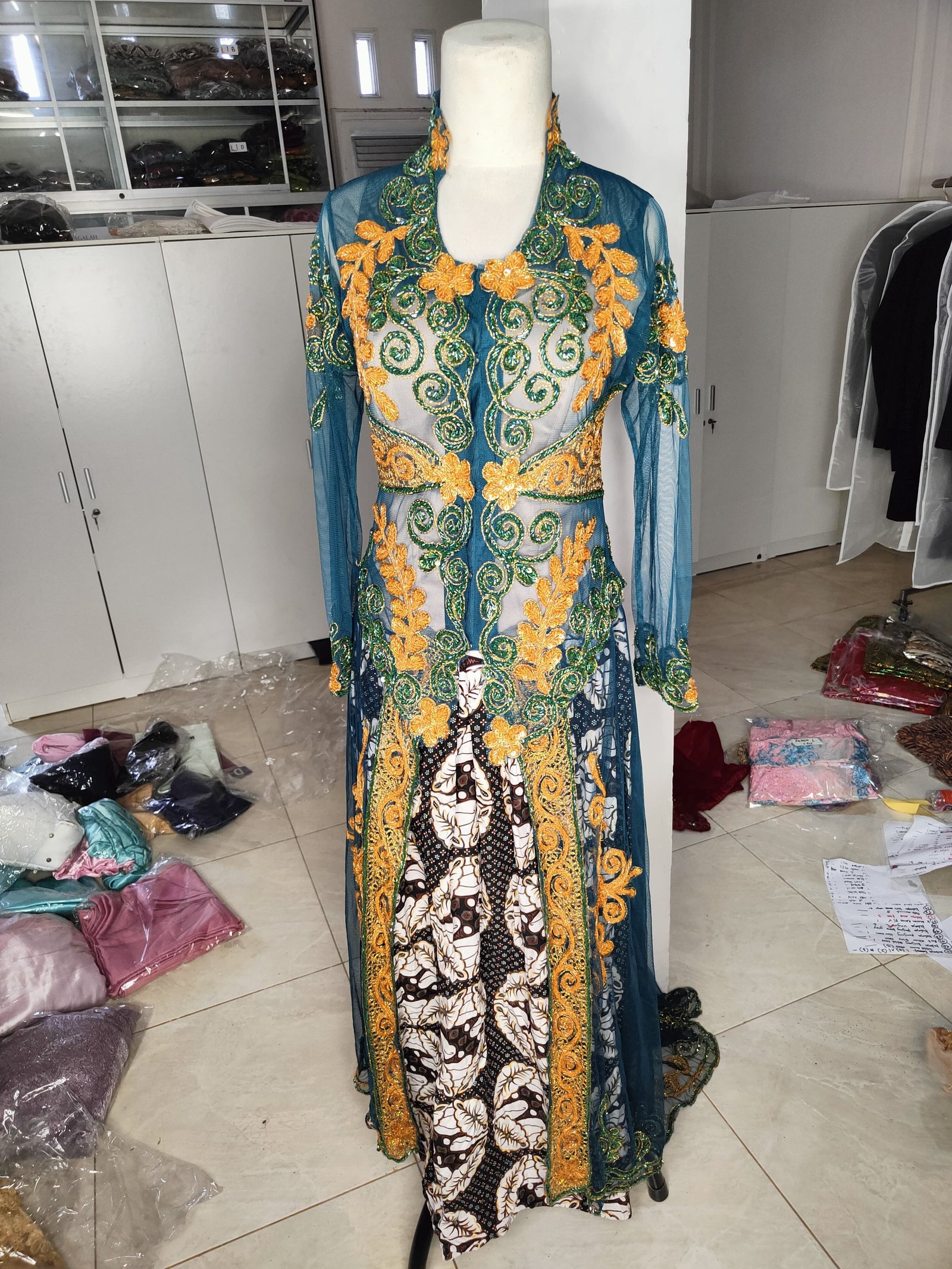Kebaya  hijau gold panjang ekor