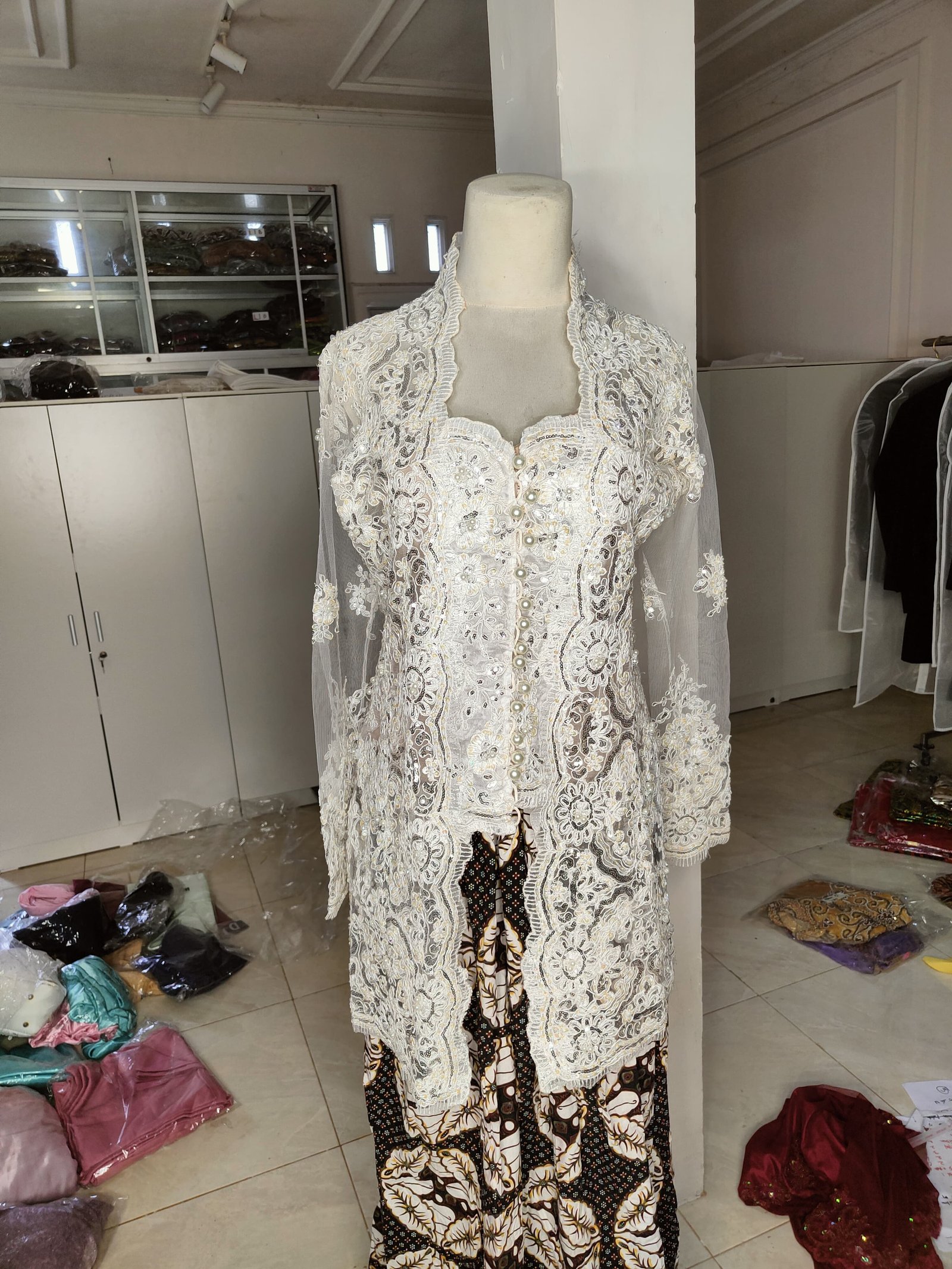 Kebaya putih silver
