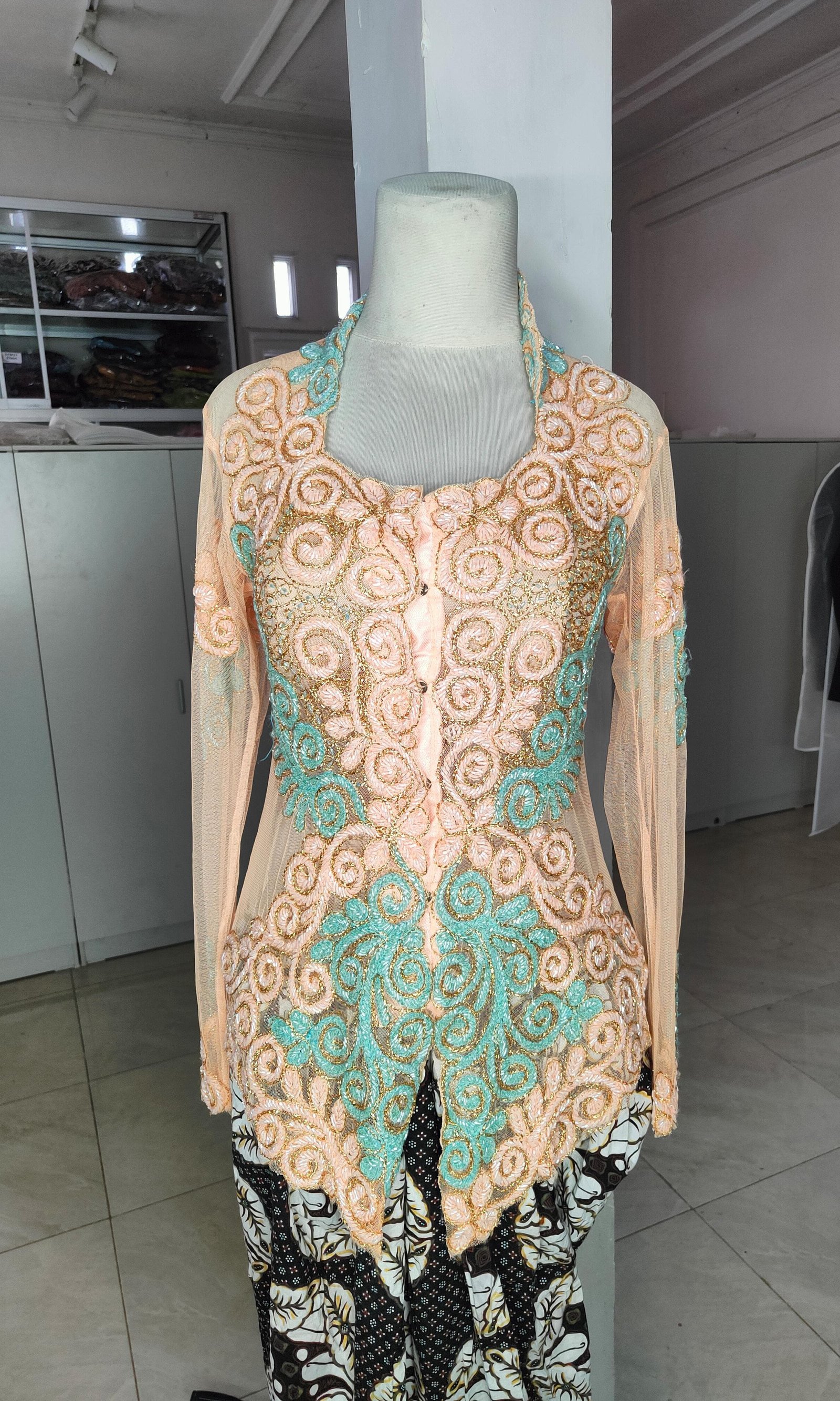 Kebaya biru blewah
