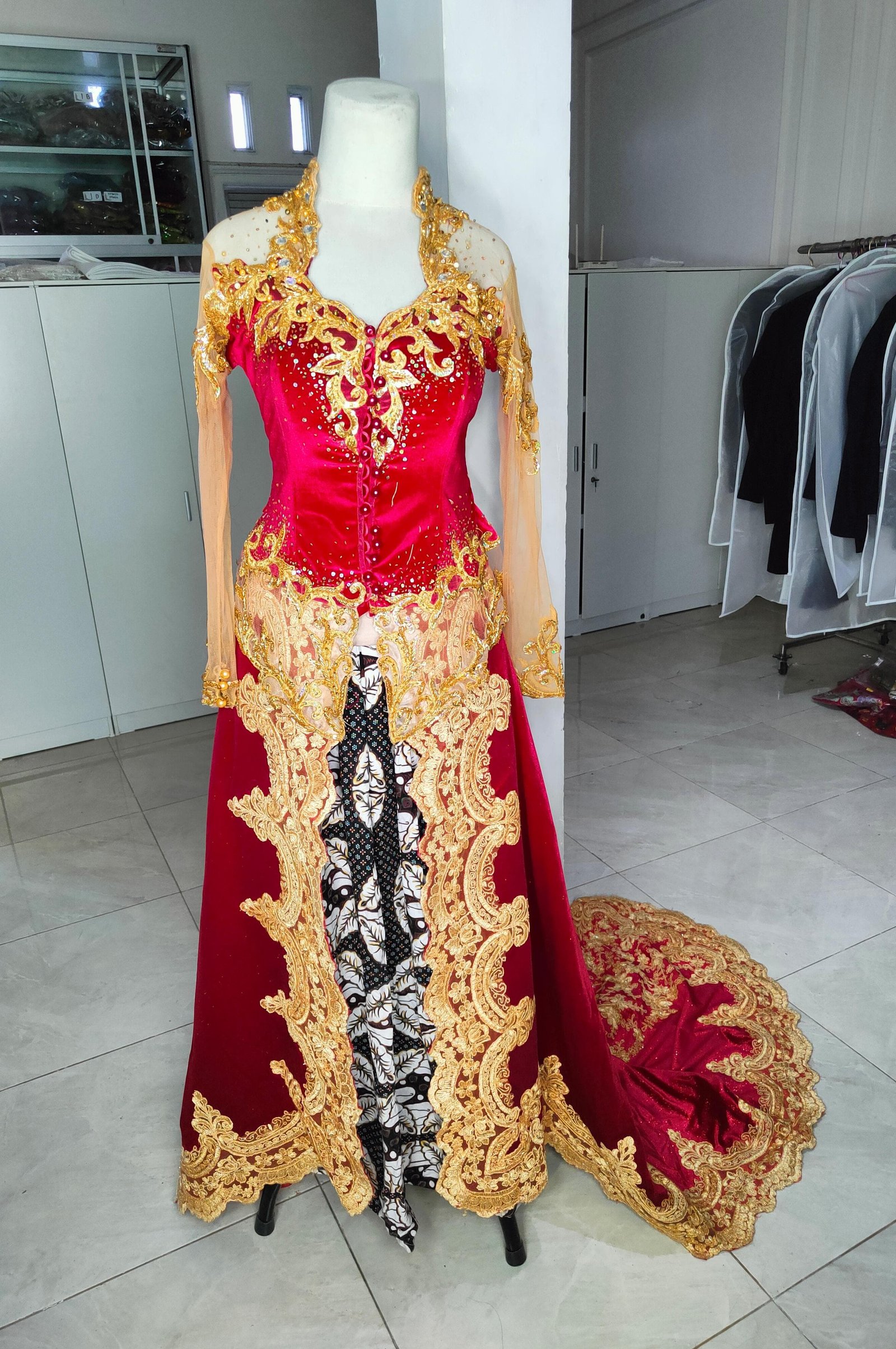 Kebaya merah ekor