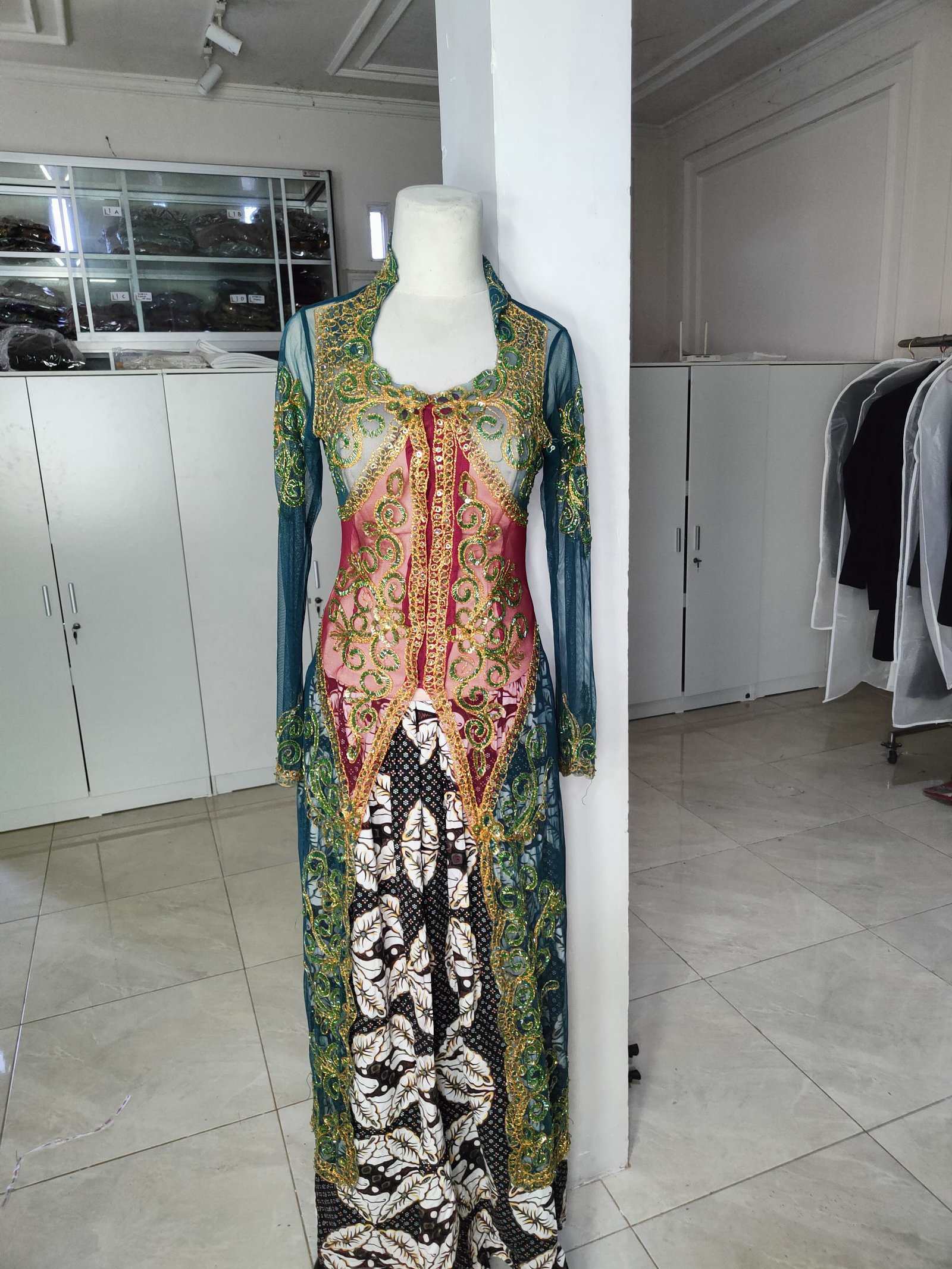 Kebaya hijau panjang